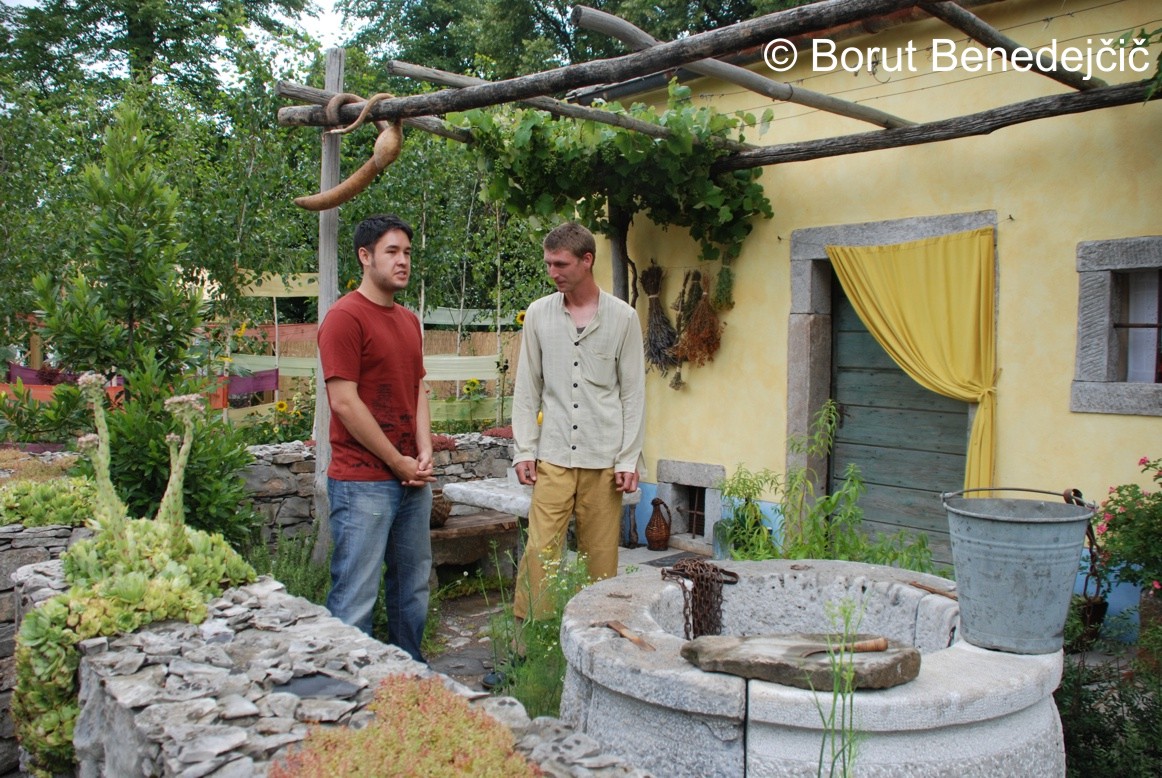 Borut Benedejčič (desno) z obiskovalcem v svojem kraškem vrtu.