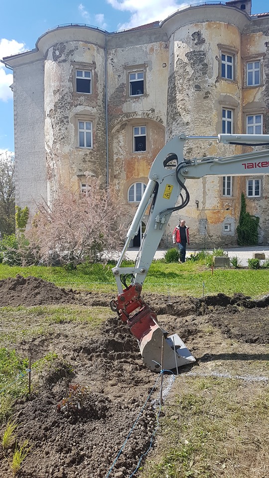 Kopač je bil zelo zaseden z delom po parku. Za iskop grede, kjer je zdaj pergola, smo ga dobili šele, ko je bil preostali del že skoraj ves posajen.