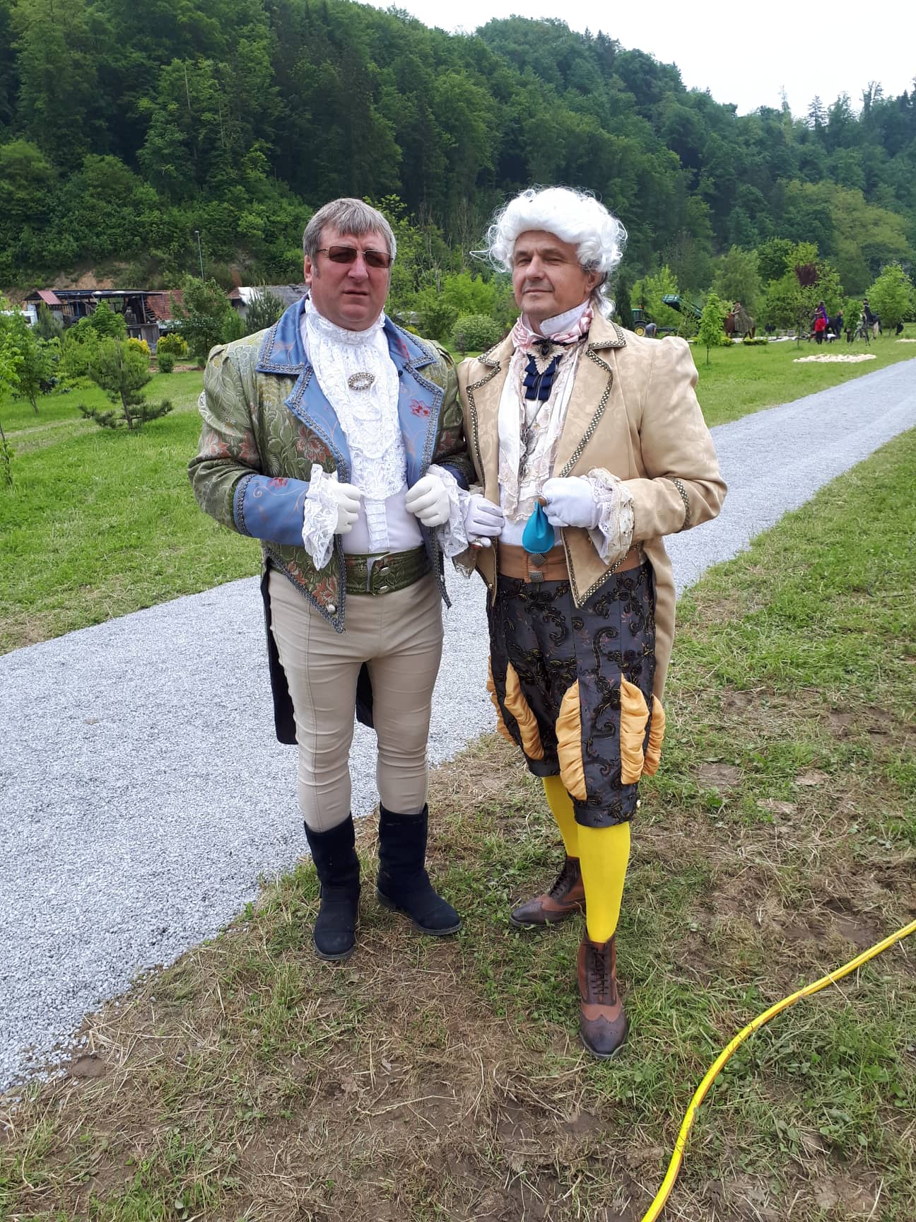 Po sajenju vrtnic so grajski park obiskali še drugi visoki gostje: grof in grofica Štatenberška, grofica Maja, KUD Galiarda